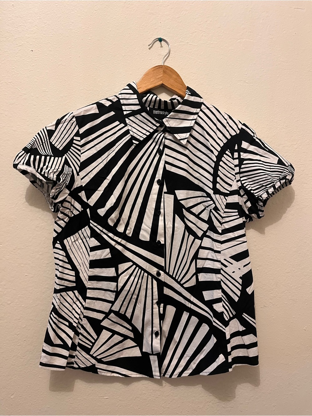 Metro style Y2K button down top
